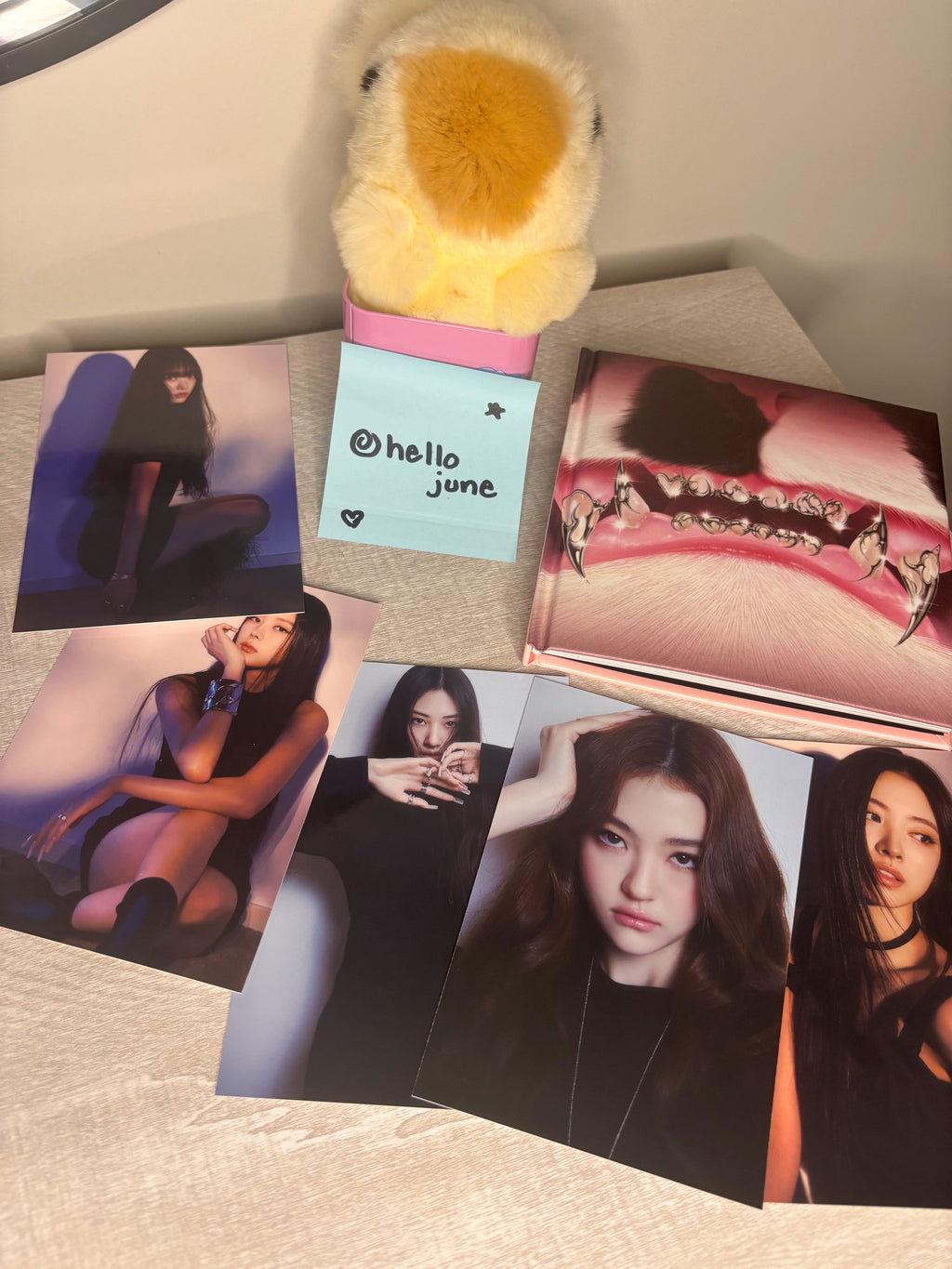 [SIGNED POSTER] MEOVV – "MY EYES OPEN VVIDE" 1st EP (GRILL Version)