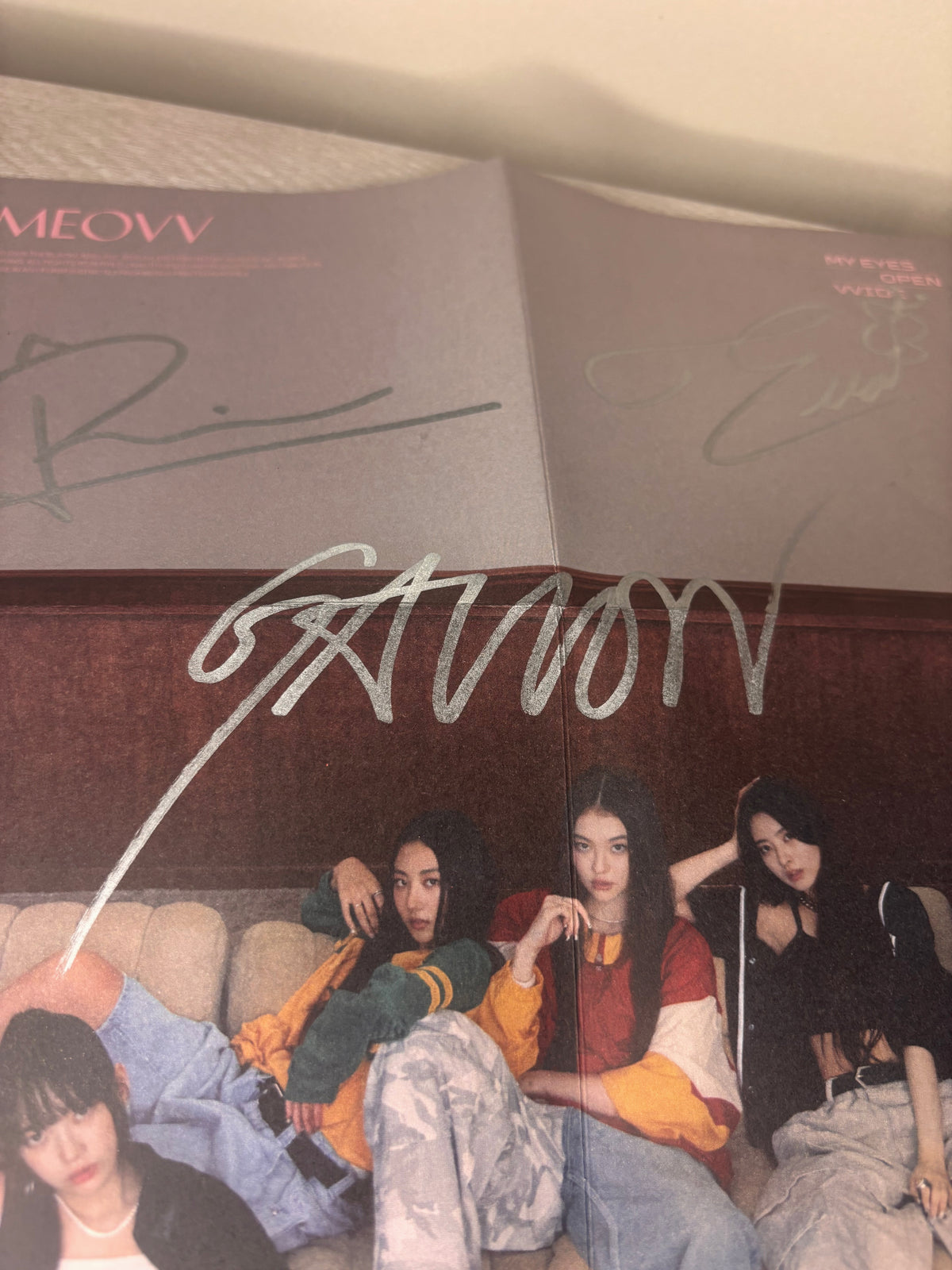 [SIGNED POSTER] MEOVV – "MY EYES OPEN VVIDE" 1st EP (GRILL Version)