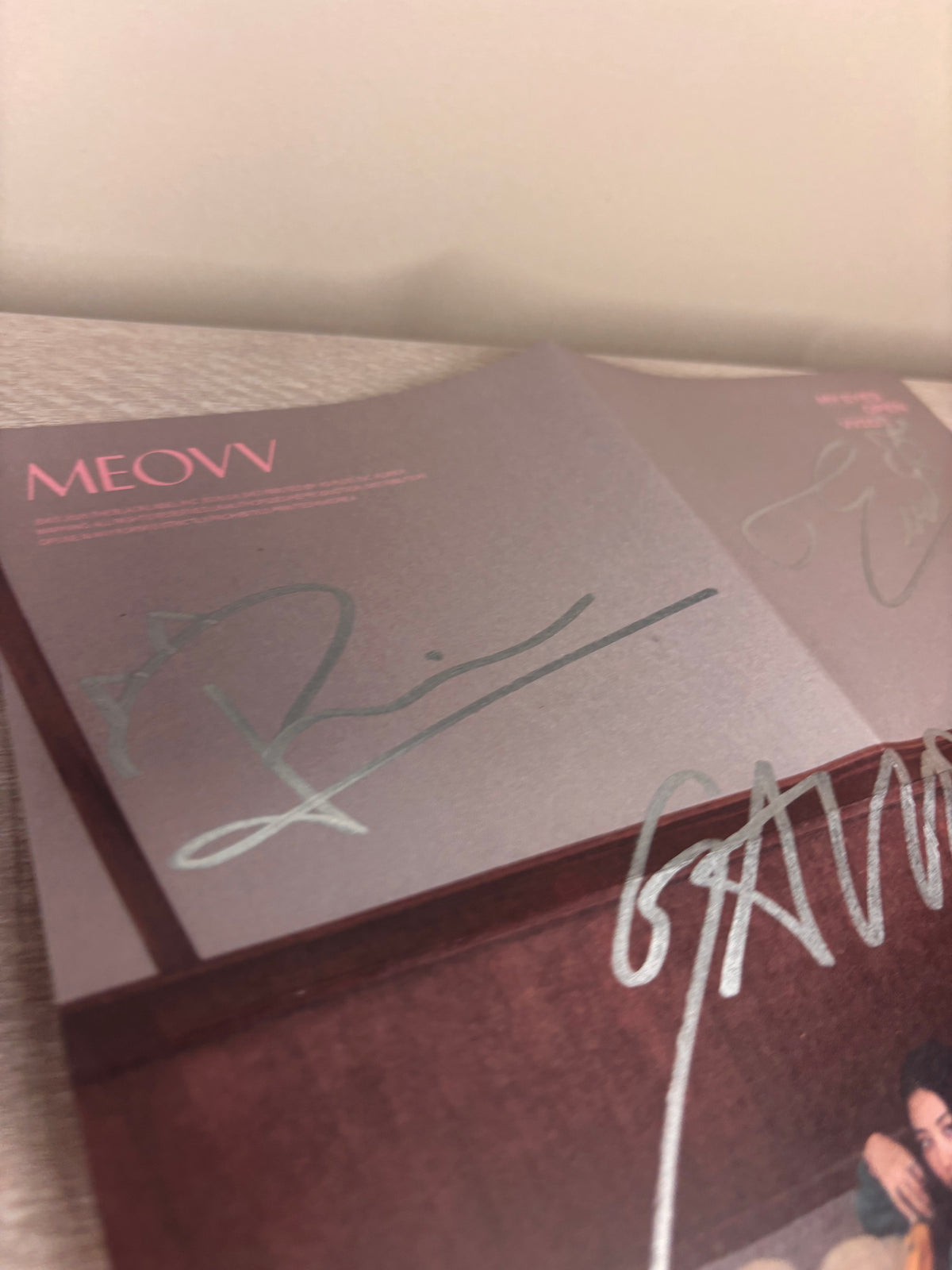 [SIGNED POSTER] MEOVV – "MY EYES OPEN VVIDE" 1st EP (GRILL Version)