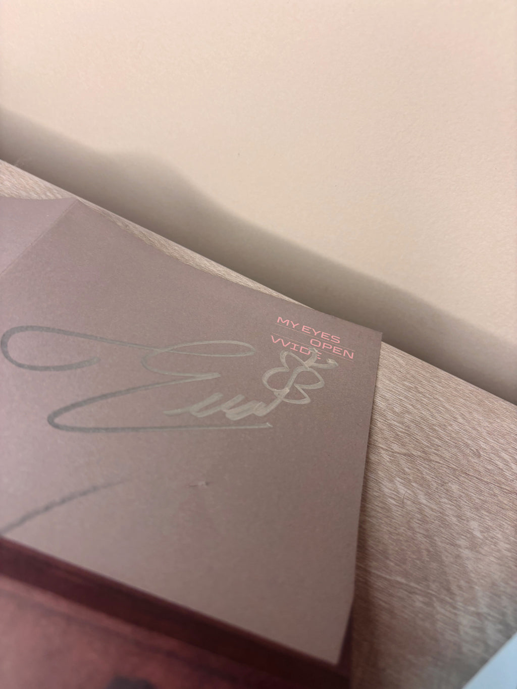 [SIGNED POSTER] MEOVV – "MY EYES OPEN VVIDE" 1st EP (GRILL Version)